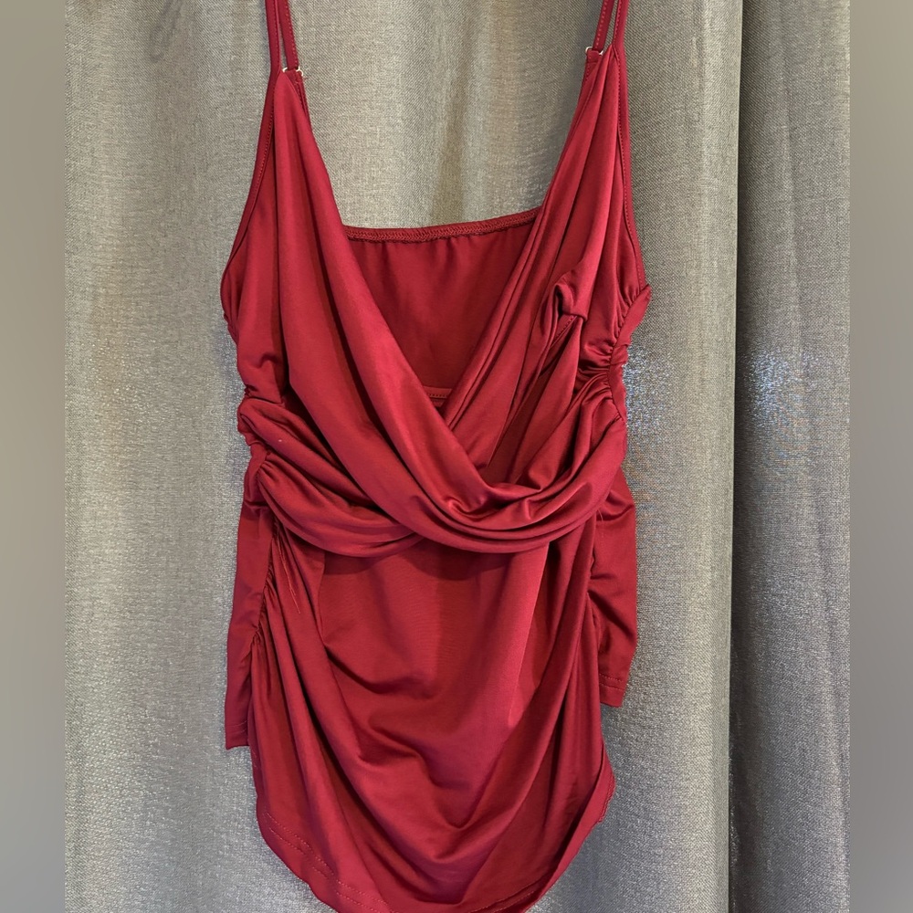 Red tank - Picture 1 of 3